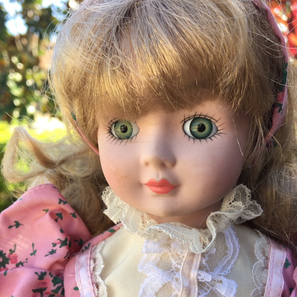 ⬇️⬇️Victorian Porcelain/Bisque Doll CreamRuffled Dress